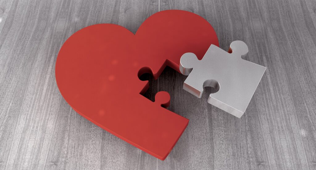 Corazón rojo con una pieza de puzle separada, símbolo de una voz de marca incoherente entre mercados.